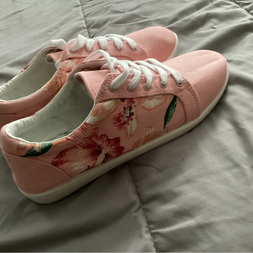 Women’s leisure sneaker